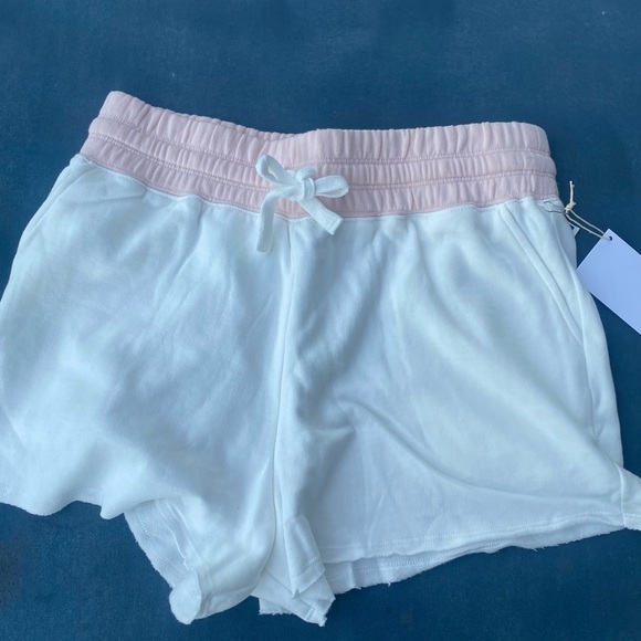 Cute and SUMMERY☀️🌴🌊SPLENDID shorts! White  "sweatshirt"material w/pink trim!! - Picture 1 of 12
